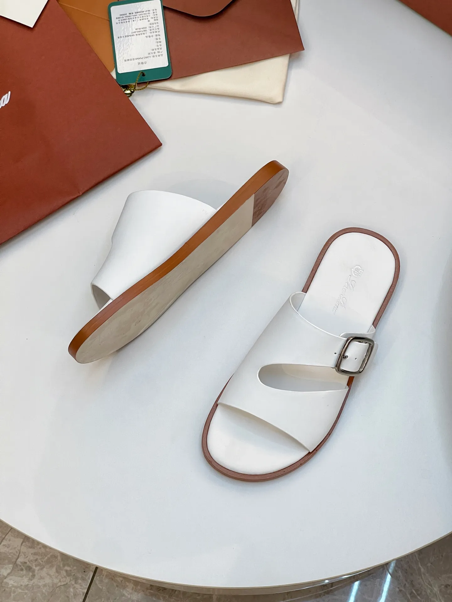 Men's shoes 💰420 Loro Piana, LP's popular spring and summer slippers are synchronized with the new counters, uppers are imported cowhide fabrics from Italy, high-quality splicing technology, soles: original soles specially provided by the original factory, exclusive molded soles are super comfortable, original factory orders, 🔍🔍high quality, you can go in and out of the counter at will, welcome to compare, code number 39-44 (order 38 45 46)